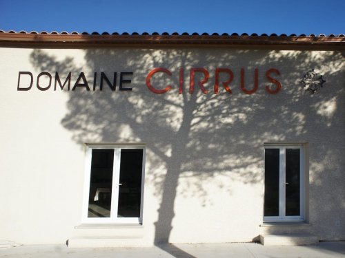 Enseigne sur la façade de la cave du Domaine Cirrus à Durban Corbières