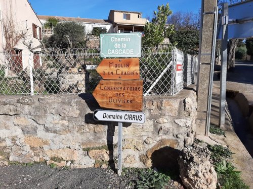 Panneau de direction aux abords de la cave à Durban Corbières.