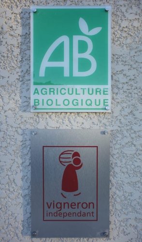 Pannonceaux Agriculture Biologique et Vignerons Indépendants à l'entrée de la cave.