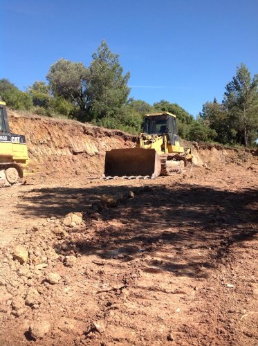 lancement du chantier de la cave, pelleteuse en action