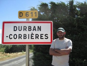Paul Rapacz devant le panneau de Durban-Corbières