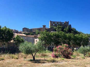 Vue du village de Durban Corbières au pied de son château