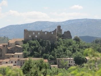 Château de Durban-Corbières surplombant le village